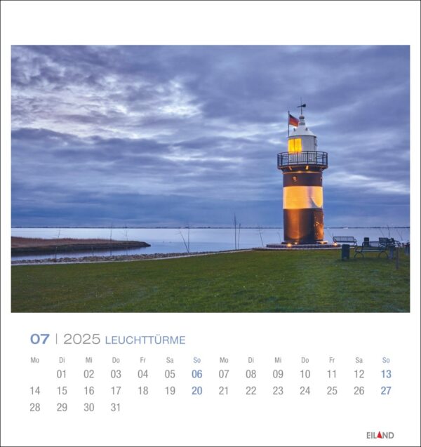 Eine Seite des Leuchttürme - PostkartenKalender 2025 mit dem Bild eines kräftigen Leuchtturms, der in der Dämmerung von warmem Licht erhellt wird, mit einem dramatischen Wolkenhimmel und einer dezenten Küstenlinie im Hintergrund. Der Kalender zeigt Daten in