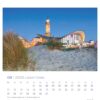 Eine Leuchttürme - PostkartenKalender 2025-Seite für August mit einem Leuchtturm neben einem modernen Gebäude an einem Sandstrand mit Gras unter einem Abendhimmel. Die Daten sind unten in einem Raster angeordnet.