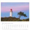 Eine Leuchttürme - PostkartenKalender-Seite für Oktober 2025 mit einem weißen Leuchtturm mit roter Spitze vor einem Abendhimmel, flankiert von grünem Laub, mit einer Spalte mit Daten für.