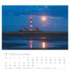 Eine Leuchttürme - PostkartenKalender 2025 Seite für November mit einem Foto eines rot-weißen Leuchtturms in der Dämmerung. Der Mond ist fast voll und wirft ein Spiegelbild auf einen nassen Strand neben dem