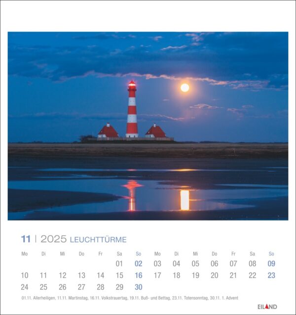 Eine Leuchttürme - PostkartenKalender 2025 Seite für November mit einem Foto eines rot-weißen Leuchtturms in der Dämmerung. Der Mond ist fast voll und wirft ein Spiegelbild auf einen nassen Strand neben dem