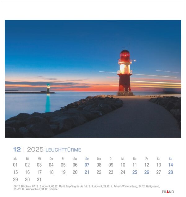 Das Bild ist eine Leuchttürme - PostkartenKalender 2025-Seite für Dezember, auf der ein Leuchtturm in der Abenddämmerung abgebildet ist. Lichtstreifen vorbeifahrender Fahrzeuge erhellen die Szene. Der Leuchtturm ist rot und weiß.