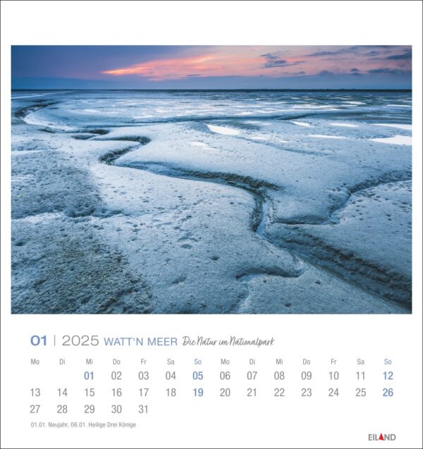 Eine Watt’n Meer – PostkartenKalender-Seite für den Januar 2025 mit einer ruhigen Dämmerungsszene mit einem verschneiten Strand und eiskaltem Wasser unter einem Himmel in rosa und blauen Farbtönen und dem Titel „Watt’n Meer im Nationalpark“.