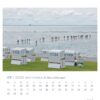 Eine Watt'n Meer - PostkartenKalender 2025 Seite für Juli mit einem Bild von Menschen, die an einem seichten Meeresufer entlanggehen. Im Vordergrund sind Strandkörbe mit Zahlen zu sehen. Am Horizont ist ein Schiff zu sehen.