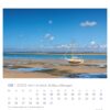 A Watt'n Meer - PostkartenKalender 2025 für August mit einem Boot an einem Sandstrand mit seichtem Wasser unter klarem Himmel. Wochentage und Daten sind unter der ruhigen Landschaft aufgeführt.