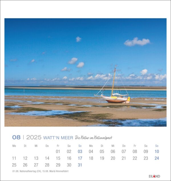 A Watt'n Meer - PostkartenKalender 2025 für August mit einem Boot an einem Sandstrand mit seichtem Wasser unter klarem Himmel. Wochentage und Daten sind unter der ruhigen Landschaft aufgeführt.