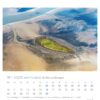 Luftaufnahme einer kreisförmigen Insel, umgeben von welligem Sand und Wasser, hervorgehoben durch eine Kartenüberlagerung mit Unterteilungen und Routen. Unten sehen Sie einen Watt'n Meer - PostkartenKalender 2025 auf Deutsch.