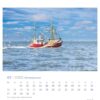 Ein rot-weißes Fischerboot, das auf dem Meer fischt, mit Möwen, die umherfliegen, unter einem bewölkten Himmel. Unten ist ein Nordseeküste - PostkartenKalender 2025 für Januar, der eine vollständige