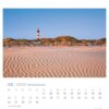 Eine Nordseeküste – PostkartenKalender-Seite 2025 für Februar mit einer ruhigen Landschaft der Nordseeküste mit einem markanten rot-weißen Leuchtturm im Hintergrund, umgeben von Sanddünen.