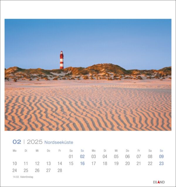 Eine Nordseeküste – PostkartenKalender-Seite 2025 für Februar mit einer ruhigen Landschaft der Nordseeküste mit einem markanten rot-weißen Leuchtturm im Hintergrund, umgeben von Sanddünen.
