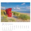 Eine Nordseeküste - PostkartenKalender-Seite für August 2025 mit einer heiteren Szene mit einer Reihe umgekippter roter Strandstühle, eingebettet in hohes Gras, mit einem klaren Himmel darüber und einem ruhigen Meer.