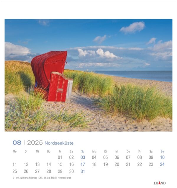 Eine Nordseeküste - PostkartenKalender-Seite für August 2025 mit einer heiteren Szene mit einer Reihe umgekippter roter Strandstühle, eingebettet in hohes Gras, mit einem klaren Himmel darüber und einem ruhigen Meer.