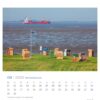 Eine Nordseeküste - PostkartenKalender 2025-Seite für September mit einer ruhigen Landschaft an der Nordseeküste. Bunte Strandstühle säumen einen schlammigen Strandabschnitt mit Blick auf ein weites Gewässer mit einem großen Schiff.