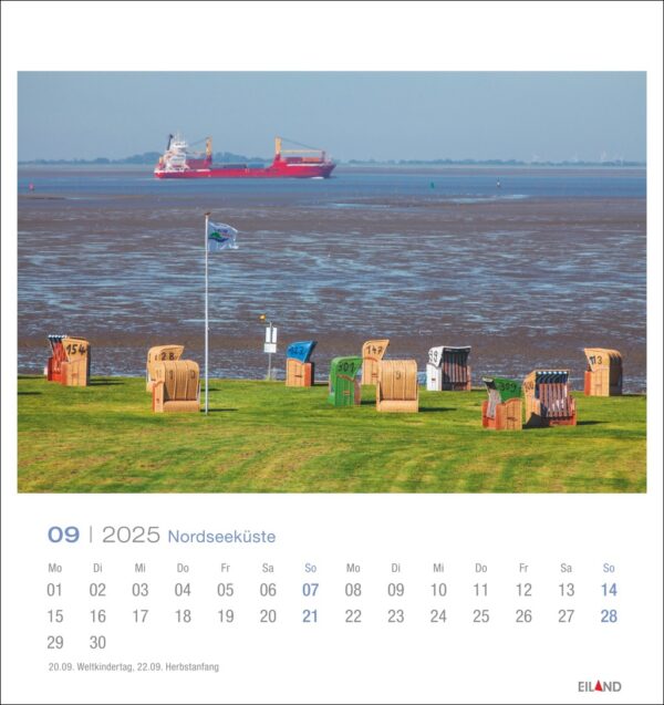 Eine Nordseeküste - PostkartenKalender 2025-Seite für September mit einer ruhigen Landschaft an der Nordseeküste. Bunte Strandstühle säumen einen schlammigen Strandabschnitt mit Blick auf ein weites Gewässer mit einem großen Schiff.