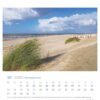 Eine *Nordseeküste - PostkartenKalender 2025*-Seite für Oktober mit einer ruhigen Strandszene an der Nordsee, mit Dünengras im Vordergrund und einer Reihe von Strandkörben entlang des Sandufers darunter.