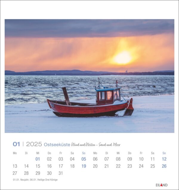Eine Ostseeküste - PostkartenKalender 2025 Seite für Januar mit einem Foto eines kleinen roten Bootes auf einem schneebedeckten Meer unter einem leuchtend orangefarbenen Sonnenuntergang. Tage und Daten sind unter dem Bild mit "Ost