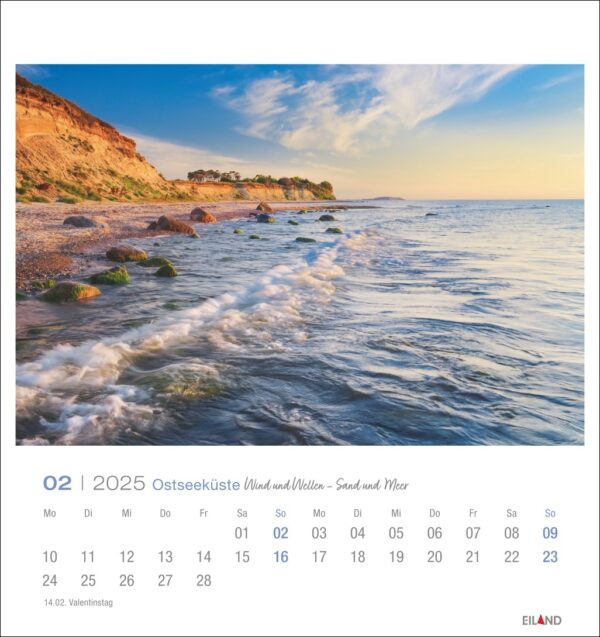 Eine Kalenderseite für Februar 2025 zeigt eine ruhige Strandszene bei Sonnenaufgang mit sanften Wellen, im Sand verstreuten Felsen und einer von Klippen gesäumten Küste entlang der Ostseeküste - PostkartenKalender 2025. Tage und Daten