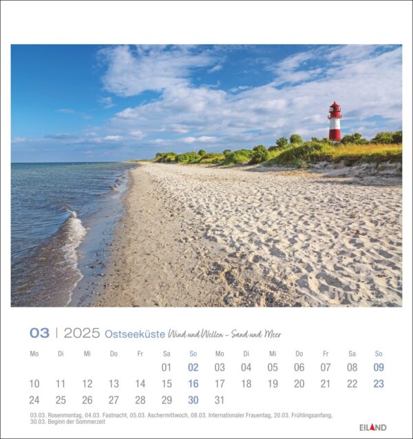 Eine Ostseeküste - PostkartenKalender 2025-Seite für März mit einem ruhigen Strand mit einem Leuchtturm auf der rechten Seite. Der Strand hat eine sanfte Kurve, darüber ein klarer blauer Himmel und darunter ein Zeitplanraster für den Monat.