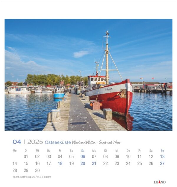 Eine Ostseeküste - PostkartenKalender 2025-Seite für April mit einem Landschaftsfoto eines roten Bootes namens „Kapitan“, das mit anderen Booten und einer Reihe von Gebäuden an einem Pier angedockt ist.