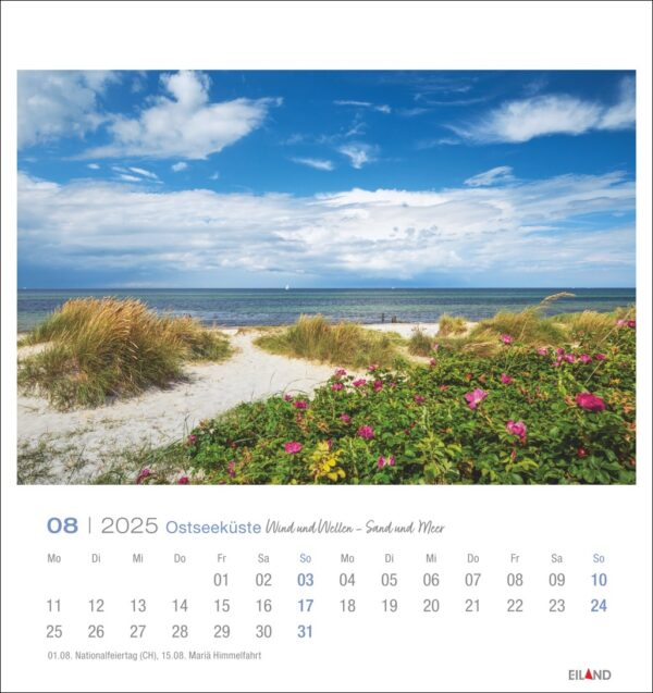 Eine Ostseeküste - PostkartenKalender 2025 Seite mit einem malerischen Blick auf die Ostseeküste. Der Vordergrund ist mit rosa Blumen und Grün geschmückt, führt zu Sanddünen und einem ruhigen Meer unter einem teilweise