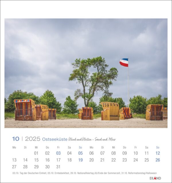 Eine Seite des Ostseeküste - PostkartenKalender 2025 für Oktober mit einem Bild von vier bunten Strandstühlen mit Blick aufs Meer, über ihnen weht die niederländische Flagge, unter einem bewölkten Himmel und vor einer Kulisse aus spärlichen Bäumen.