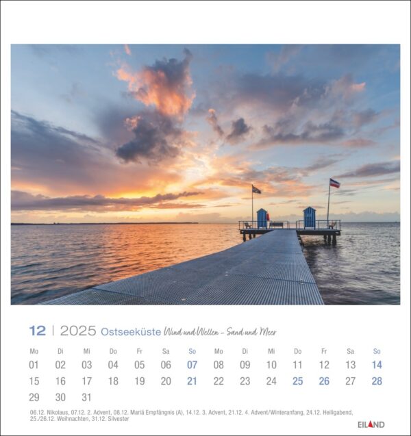 Eine Ostseeküste - PostkartenKalender 2025 Seite für Dezember mit einem ruhigen Sonnenaufgang über der Ostseeküste. Ein Holzsteg ragt in ruhige Gewässer unter einem pastellfarbenen Himmel, flankiert von einem