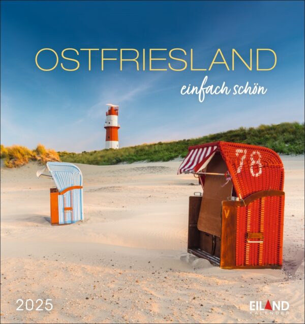 Das Bild zeigt einen malerischen Strand in Ostfriesland mit zwei bunten Strandkörben im Vordergrund und einem rot-weißen Leuchtturm im Hintergrund unter einem klaren blauen Himmel. Der Ostfriesland einfach schön - PostkartenKalender 2025.