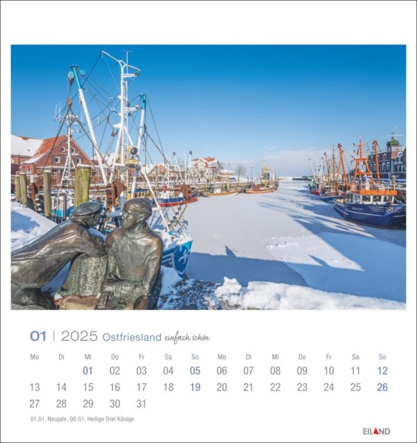 Ostfriesland einfach schön – PostkartenKalender-Seite für Januar 2025 mit einer verschneiten Szene in Ostfriesland. Im Vordergrund sitzt eine Statue mit zwei Figuren auf einer Bank und blickt auf einen zugefrorenen Kanal.