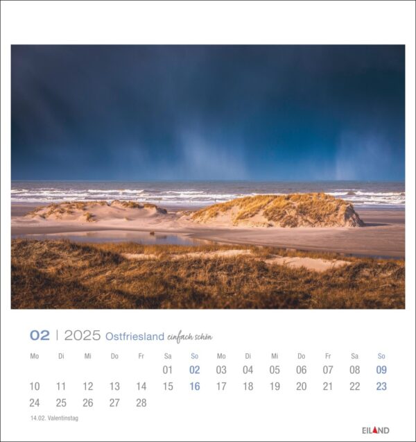Eine Seite des PostkartenKalenders 2025 „Ostfriesland einfach schön“ für Februar mit einem dramatischen Foto einer Strandlandschaft in Ostfriesland, das goldenes Sonnenlicht zeigt, das Sanddünen vor einem stürmischen Himmel beleuchtet.