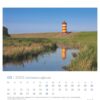 Eine Ostfriesland einfach schön - PostkartenKalender 2025 Seite für März mit einem Landschaftsfoto eines wunderschönen leuchtend roten und gelben Leuchtturms in Ostfriesland neben einem reflektierenden Fluss, umgeben von grünen Grashügeln unter einem