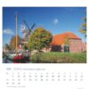 Eine Seite des Ostfriesland einfach schön - PostkartenKalender 2025 für April, mit einem Foto einer traditionellen holländischen Windmühle und einem Haus mit rotem Dach neben einem Kanal. Ein grünes Boot liegt an