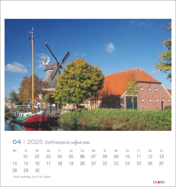 Eine Seite des Ostfriesland einfach schön - PostkartenKalender 2025 für April, mit einem Foto einer traditionellen holländischen Windmühle und einem Haus mit rotem Dach neben einem Kanal. Ein grünes Boot liegt an