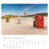 Eine Ostfriesland einfach schön - PostkartenKalender 2025 Seite für den Mai mit einer ruhigen Strandszene in Ostfriesland mit drei bunten Strandkörben im Vordergrund, einer Sanddüne mit grünem Gras und