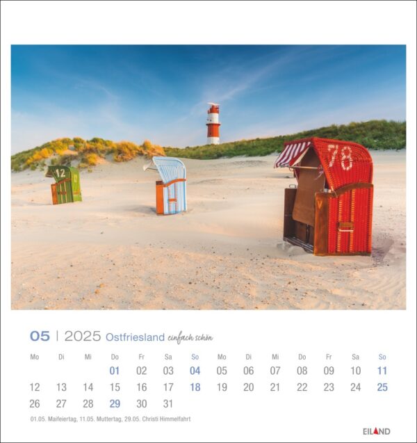 Eine Ostfriesland einfach schön - PostkartenKalender 2025 Seite für den Mai mit einer ruhigen Strandszene in Ostfriesland mit drei bunten Strandkörben im Vordergrund, einer Sanddüne mit grünem Gras und