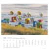 Eine Ostfriesland einfach schön - PostkartenKalender 2025 Seite für August mit einem malerischen Ostfriesland Strand mit Reihen von bunten Strandkörben, die mit Schnee bedeckt sind und die ungewöhnliche verschneite Strandkulisse widerspiegeln. Das Kalenderraster