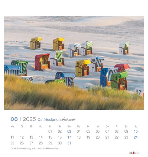 Eine Ostfriesland einfach schön - PostkartenKalender 2025 Seite für August mit einem malerischen Ostfriesland Strand mit Reihen von bunten Strandkörben, die mit Schnee bedeckt sind und die ungewöhnliche verschneite Strandkulisse widerspiegeln. Das Kalenderraster