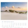 Eine Seite des Ostfriesland einfach schön-PostkartenKalenders 2025 für November, überlagert mit einer ruhigen Strandszene bei Sonnenuntergang, mit windgepeitschten Dünen und spärlicher Vegetation unter einem pastellfarbenen Himmel, der die Ruhe hervorhebt.