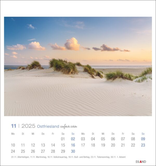 Eine Seite des Ostfriesland einfach schön-PostkartenKalenders 2025 für November, überlagert mit einer ruhigen Strandszene bei Sonnenuntergang, mit windgepeitschten Dünen und spärlicher Vegetation unter einem pastellfarbenen Himmel, der die Ruhe hervorhebt.