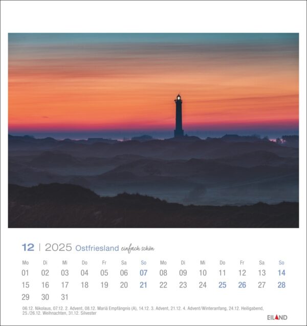 Eine Seite des Ostfriesland einfach schön - PostkartenKalender 2025 für Dezember mit einer ruhigen Landschaft in der Abenddämmerung mit einem hohen Leuchtturm in der Mitte, umgeben von nebligen Hügeln unter einem leuchtend rosa und blauen Himmel.
