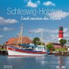 Ein Schleswig-Holstein - PostkartenKalender 2025 mit einer malerischen Ansicht von Schleswig-Holstein mit einem roten Leuchtturm und einem Boot namens „Hallige“, das in einem ruhigen Hafen unter einem klaren Himmel vor Anker liegt.