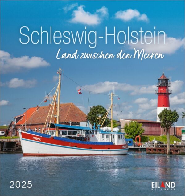Ein Schleswig-Holstein - PostkartenKalender 2025 mit einer malerischen Ansicht von Schleswig-Holstein mit einem roten Leuchtturm und einem Boot namens „Hallige“, das in einem ruhigen Hafen unter einem klaren Himmel vor Anker liegt.