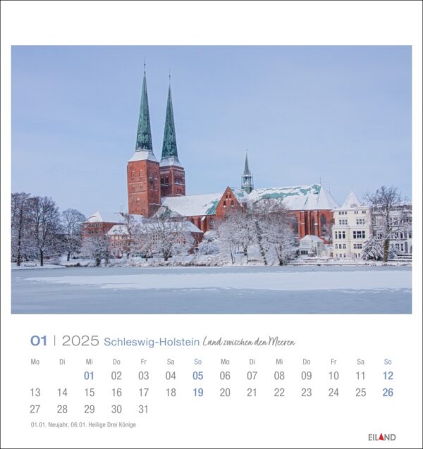 Schleswig-Holstein – Die Seite des PostkartenKalenders 2025 für Januar zeigt eine verschneite Landschaft mit einer großen Kathedrale aus rotem Backstein mit zwei Türmen, eingebettet zwischen schneebedeckten Bäumen an einem zugefrorenen See in Schleswig-Holstein.