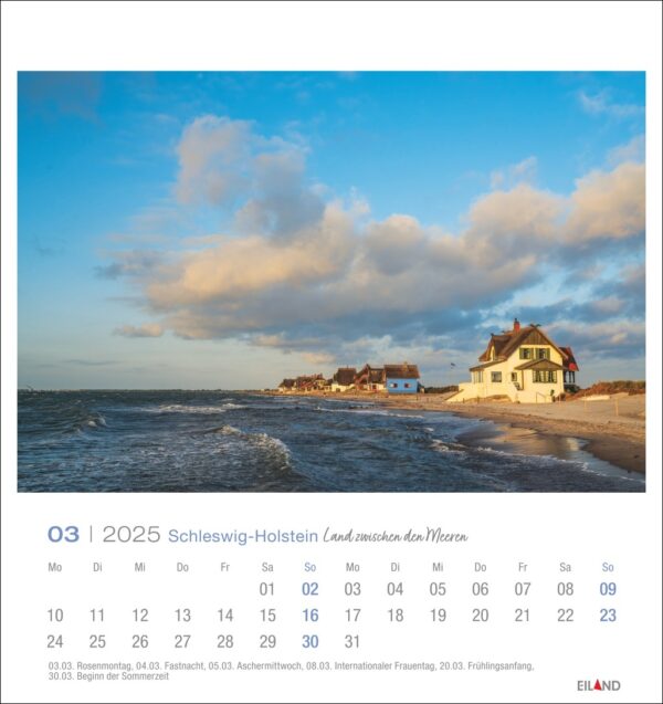 Ein Schleswig-Holstein – PostkartenKalender 2025 mit einem ruhigen Strandbild, das Häuser entlang der Küste unter einem klaren Himmel während des Sonnenuntergangs zeigt.