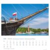 Auf einer Seite des Schleswig-Holstein - PostkartenKalenders 2025 für April ist ein großes Schiff mit polnischer Flagge im Hafen von Schleswig-Holstein abgebildet. Mehrere Menschen stehen auf dem Schiff, das