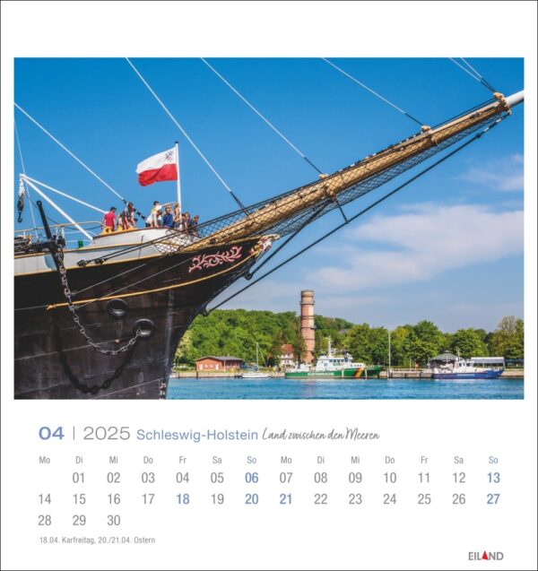Auf einer Seite des Schleswig-Holstein - PostkartenKalenders 2025 für April ist ein großes Schiff mit polnischer Flagge im Hafen von Schleswig-Holstein abgebildet. Mehrere Menschen stehen auf dem Schiff, das