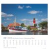 Eine malerische Schleswig-Holstein - PostkartenKalender 2025-Seite für September mit einem roten Leuchtturm und einem blauen Fischerboot, das in einem Hafen in Schleswig-Holstein, Deutschland, unter einem klaren blauen Himmel ankert.