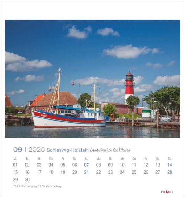 Eine malerische Schleswig-Holstein - PostkartenKalender 2025-Seite für September mit einem roten Leuchtturm und einem blauen Fischerboot, das in einem Hafen in Schleswig-Holstein, Deutschland, unter einem klaren blauen Himmel ankert.