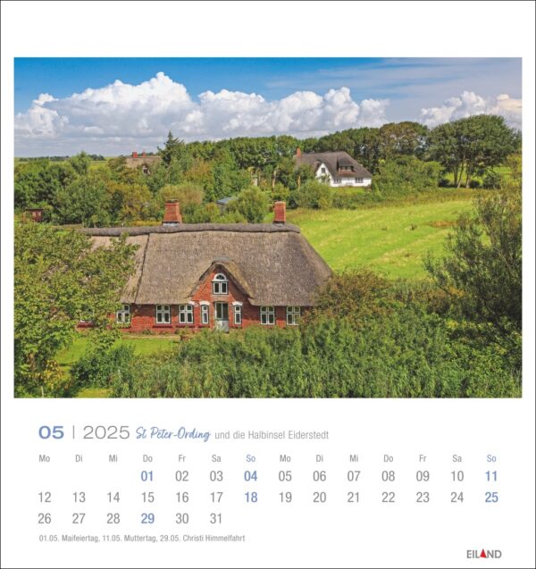 Eine St. Peter-Ording und die Halbinsel Eiderstedt - PostkartenKalender 2025 Seite für Mai mit einer malerischen Luftaufnahme eines traditionellen Hauses mit rotem Dach inmitten üppiger Vegetation auf der Halbinsel Eiderstedt unter
