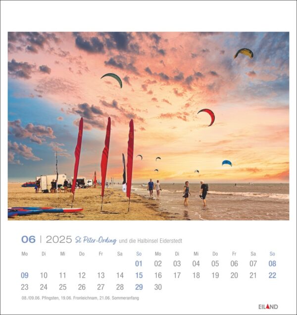 Eine Seite aus dem PostkartenKalender 2025 für Juni mit dem Titel „St. Peter-Ording und die Halbinsel Eiderstedt“, die eine Strandszene bei Sonnenuntergang in St. Peter-Ording mit spazierenden Menschen, bunten Flaggen und mehreren Kitesurfern mit bunten Drachen zeigt.