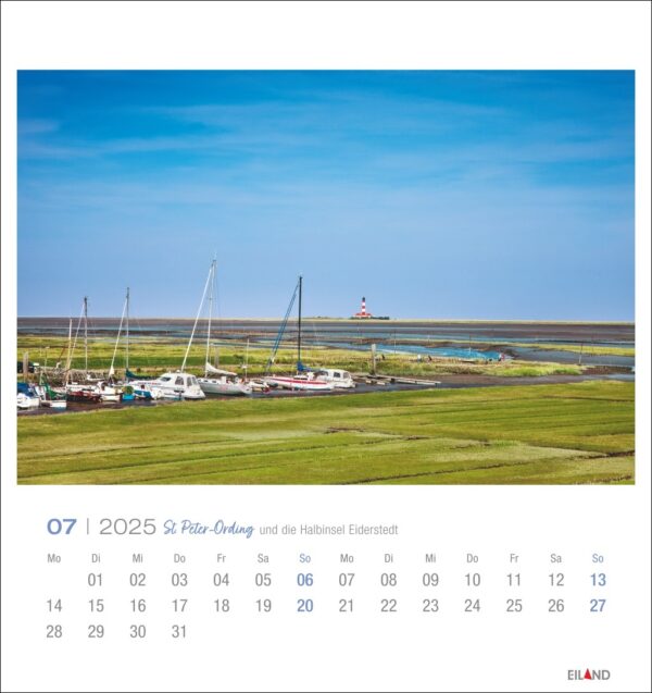 Eine St. Peter-Ording und die Halbinsel Eiderstedt - PostkartenKalender 2025 Seite für Juli mit einer idyllischen Küstenszene von der Halbinsel Eiderstedt mit einer Reihe von Booten, die in einem grasbewachsenen Uferbereich vertäut sind